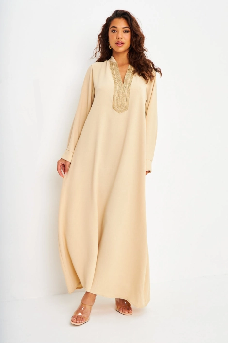 Robe longue et ample beige décolleté V broderie dorée