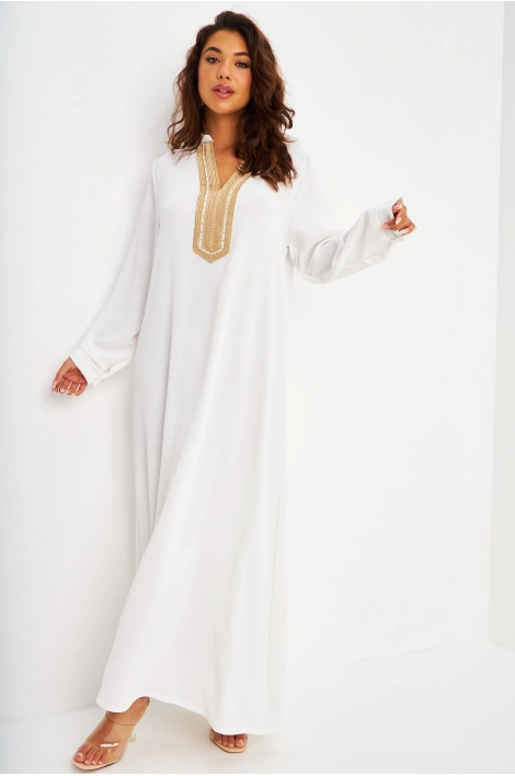 Robe longue et ample blanche décolleté V broderie dorée