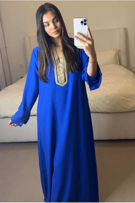 Robe longue et ample bleue décolleté V broderie dorée