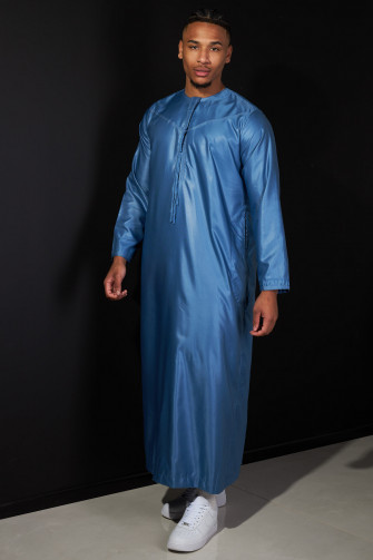 Qamis satiné bleu à pompoms