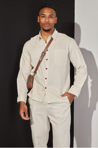 Chemise beige à boutons rouge