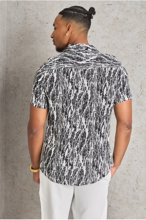 Chemise noire à motif taché