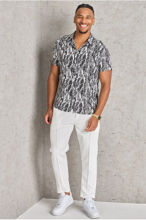 Chemise noire à motif taché
