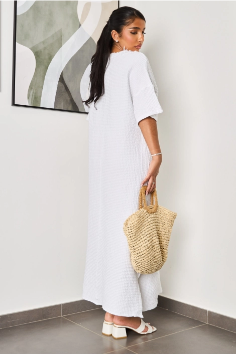 Robe texturée longue blanche à empiècement effiloché