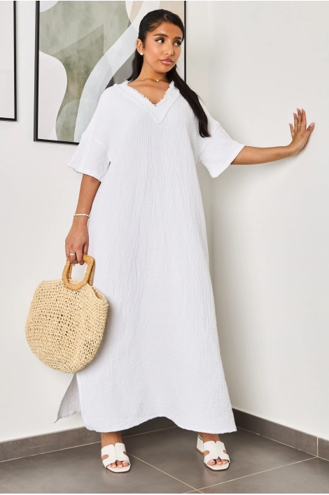 Robe texturée longue blanche à empiècement effiloché