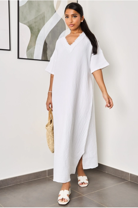 Robe texturée longue blanche à empiècement effiloché