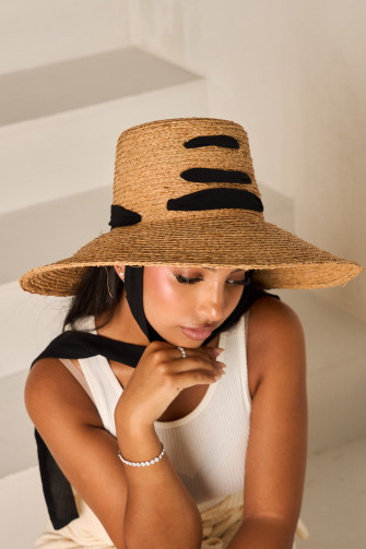 Beige straw hat with bow