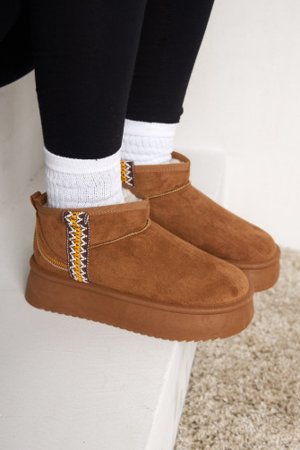 Beige gemusterte Stiefelette mit Keilabsatz aus Veloursleder aufsteigend