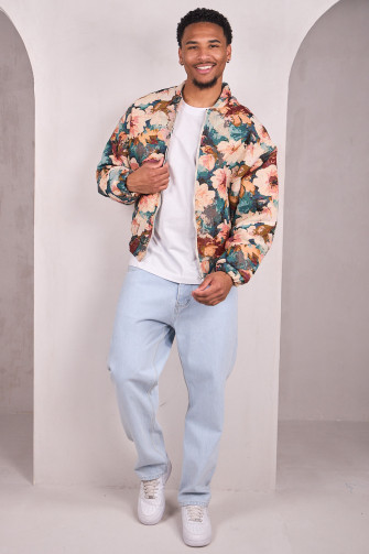 Veste rose à motif fleuri