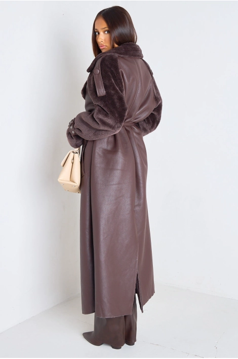 Manteau long marron bi-matière simili-cuir et fourrure