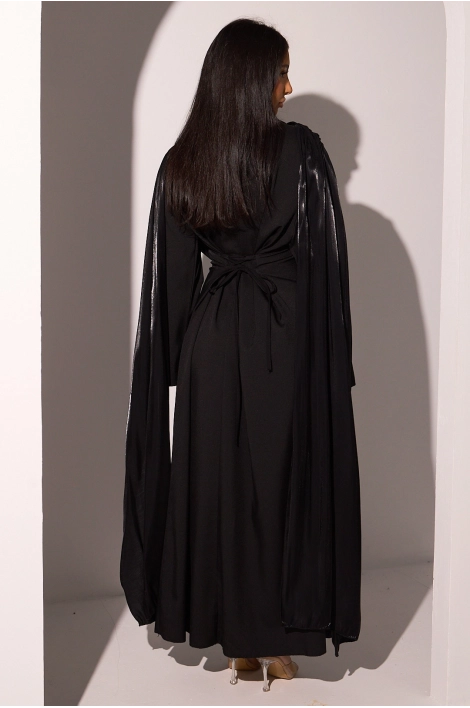 Robe noire à empiècement drapé satiné