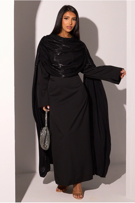 Robe noire à empiècement drapé satiné