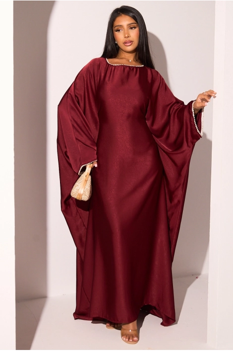 Abaya satinée bordeaux à col rond et manches perlées