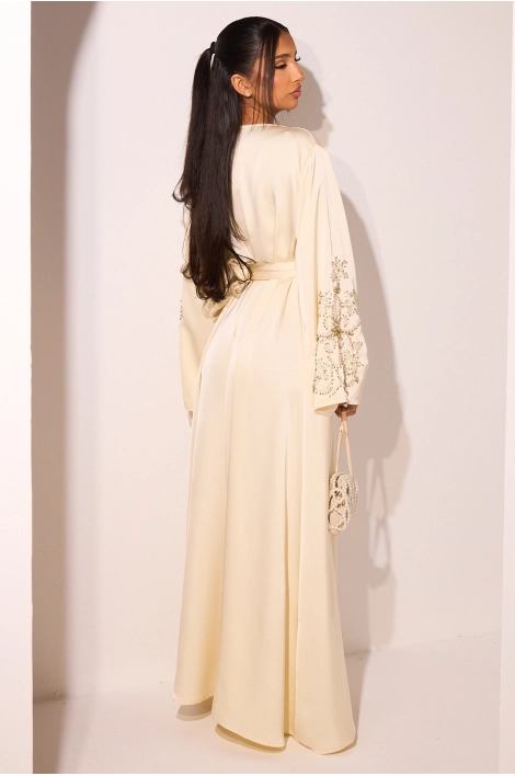 Robe jaune pâle à motifs floraux perlés et strass