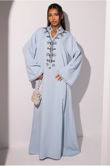 Abaya bleu clair à motifs floraux perlés noirs
