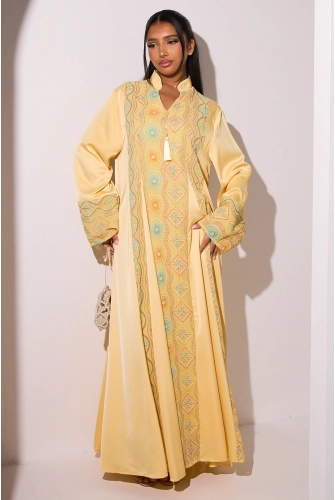 Abaya jaune à strass et motifs colorés rose, bleu, orange, jaune et vert