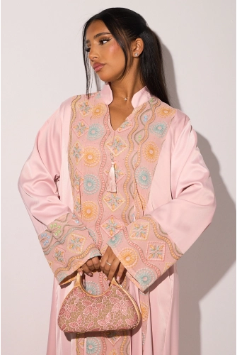 Abaya rose clair à strass et motifs colorés rose, bleu, orange, jaune et vert