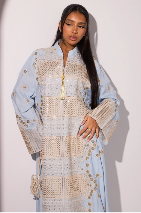 Abaya bleu clair à sequins dorés et broderies