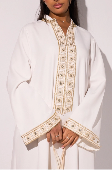 Abaya blanche à motifs floraux dorés et brodés