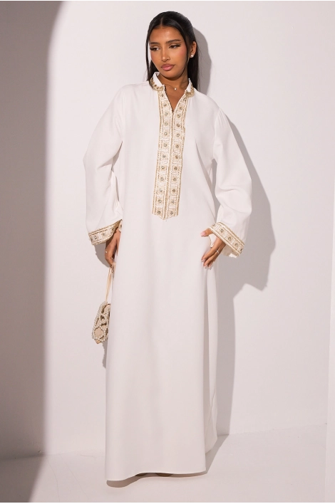 Abaya blanche à motifs floraux dorés et brodés
