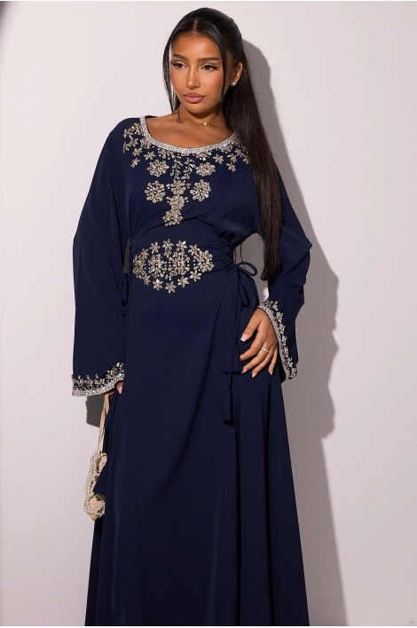 Robe bleu marine à motifs floraux perlés