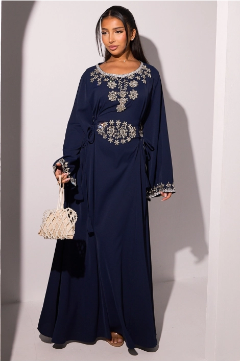 Robe bleu marine à motifs floraux perlés