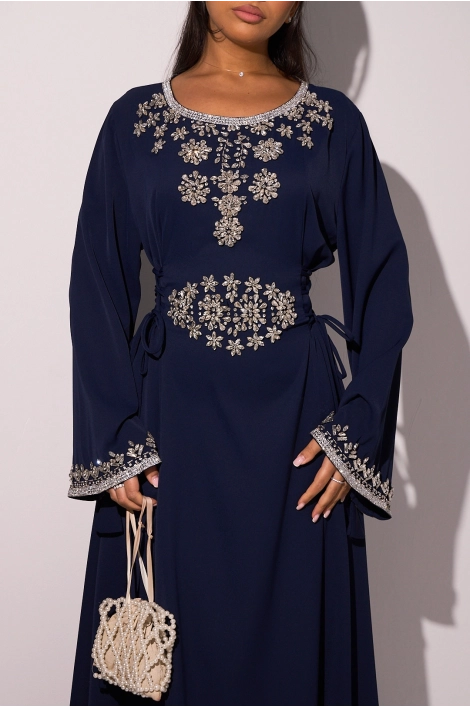 Robe bleu marine à motifs floraux perlés