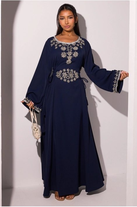 Robe bleu marine à motifs floraux perlés
