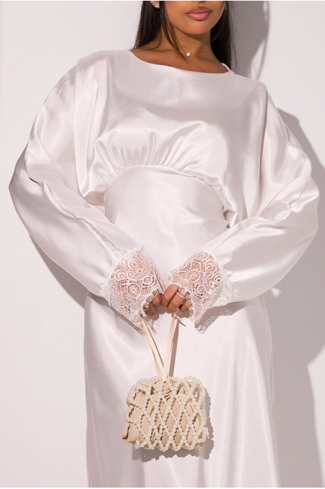Robe blanche satinée à dentelle