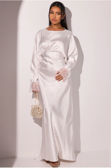 Robe blanche satinée à dentelle