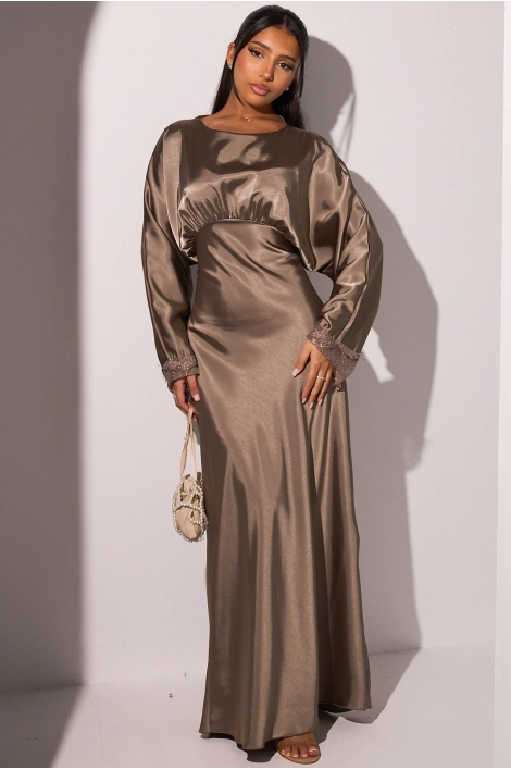 Robe taupe satinée à dentelle