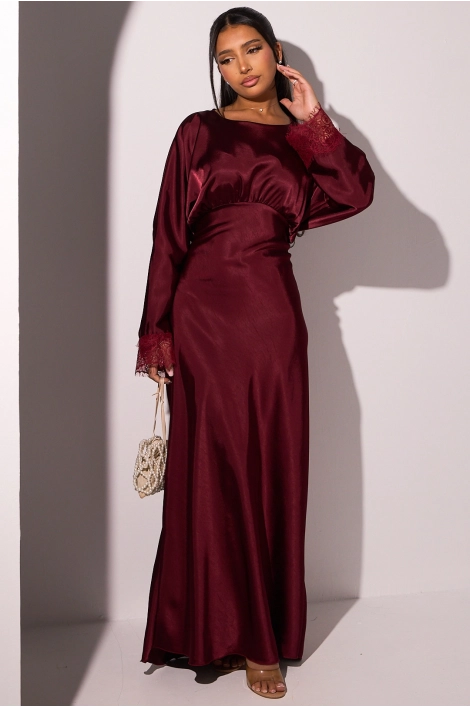 Robe bordeaux satinée à dentelle