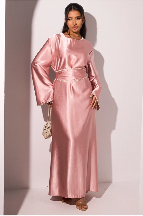 Robe rose clair satinée à ceinture et bas de manches perlés