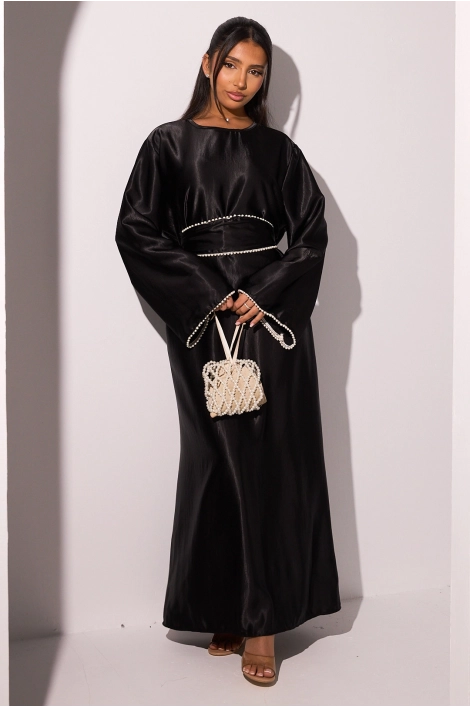 Robe noire satinée à ceinture et bas de manches perlés