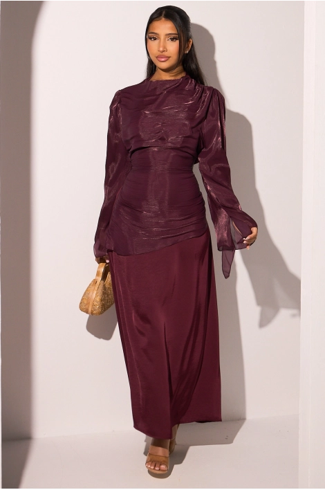 Robe bordeaux à manches pagodes fendues et effet drapé sur le buste