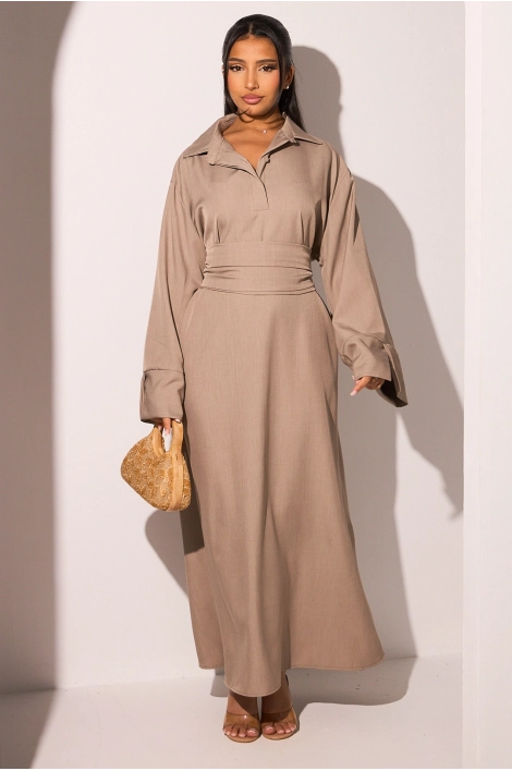 Robe taupe à col rabat et ceinture
