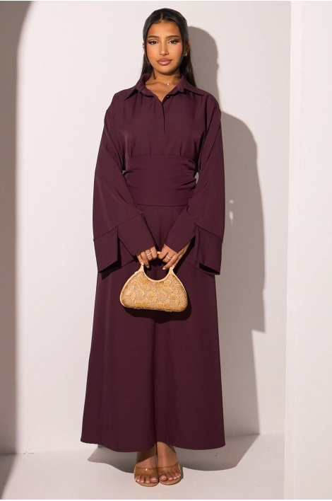 Robe prune à col rabat et ceinture