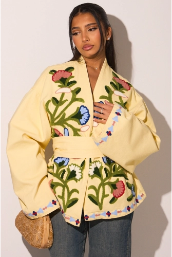 Veste à effet kimono jaune avec motifs floraux colorés brodés