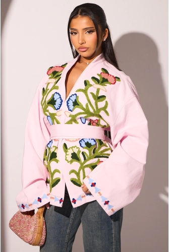 Veste à effet kimono rose avec motifs floraux colorés brodés