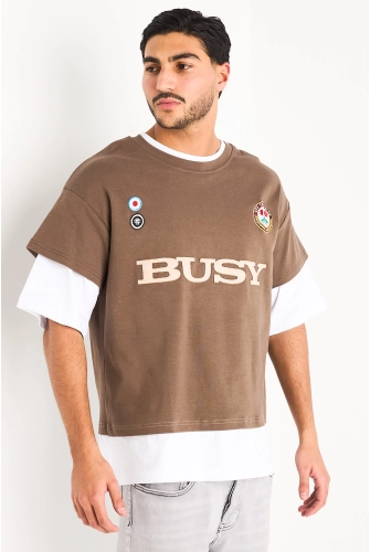 Tee-shirt marron à manches trois quarts blanches effet superposition et broderies