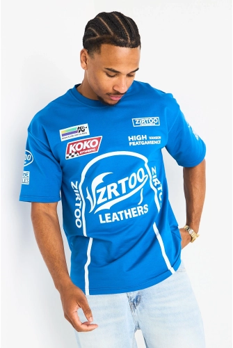 Tee-shirt bleu à inscriptions blanches sur la poitrine