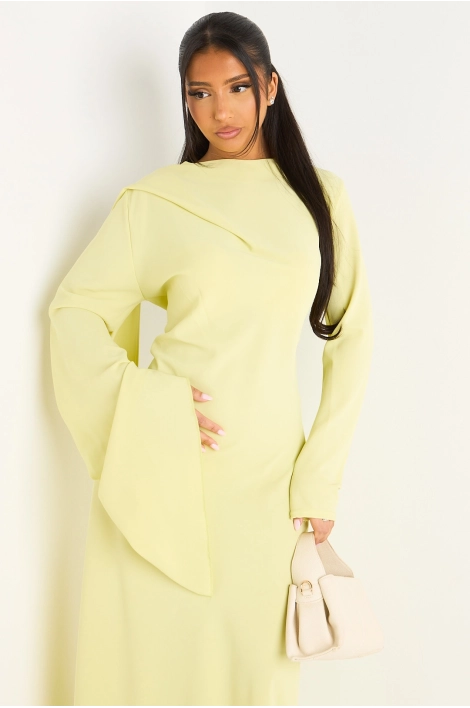 Robe jaune à empiècement drapé et manche asymétrique