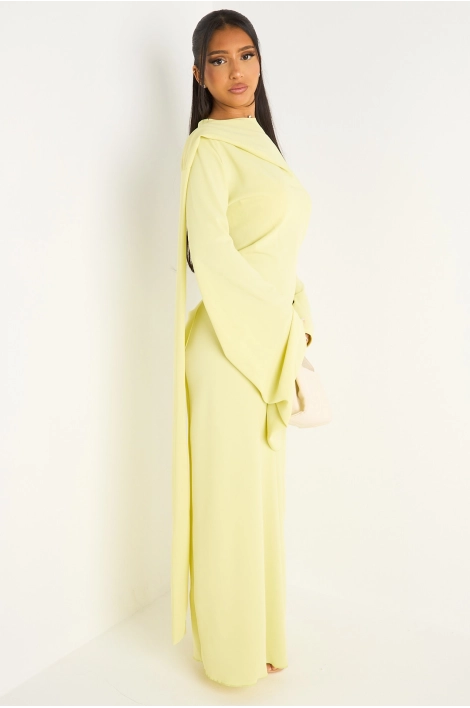 Robe jaune à empiècement drapé et manche asymétrique