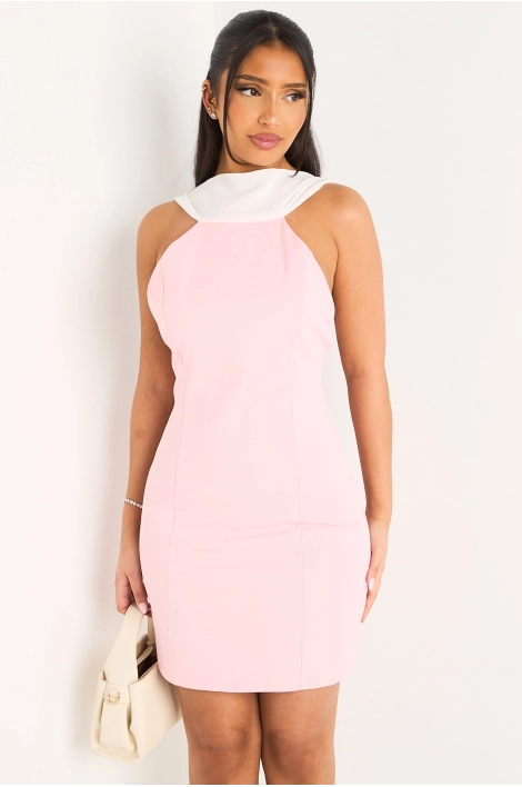 Robe courte rose dos nu à empiècement drapé blanc