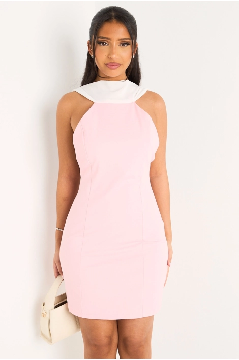 Robe courte rose dos nu à empiècement drapé blanc