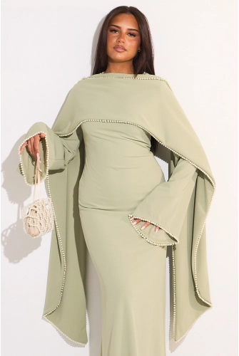 Robe couleur menthe perlée à manches pagodes et étole