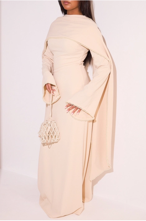 Robe beige perlée à manches pagodes et étole