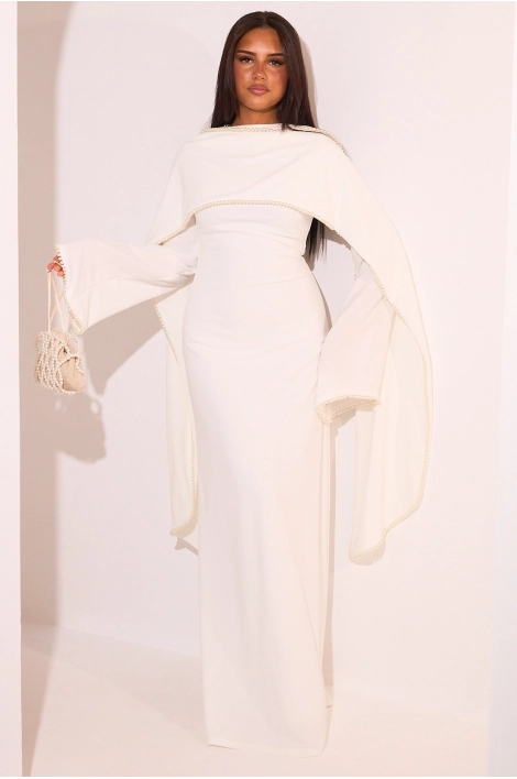 Robe blanche perlée à manches pagodes et étole
