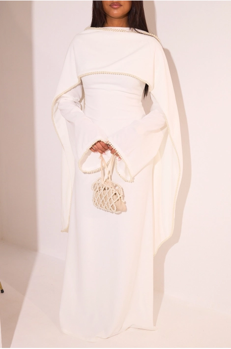Robe blanche perlée à manches pagodes et étole