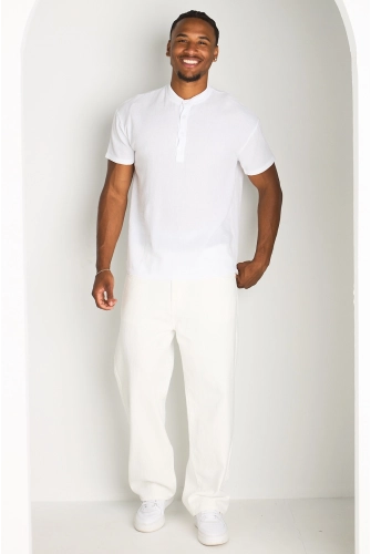 T-shirt blanc à col ouvert en maille
